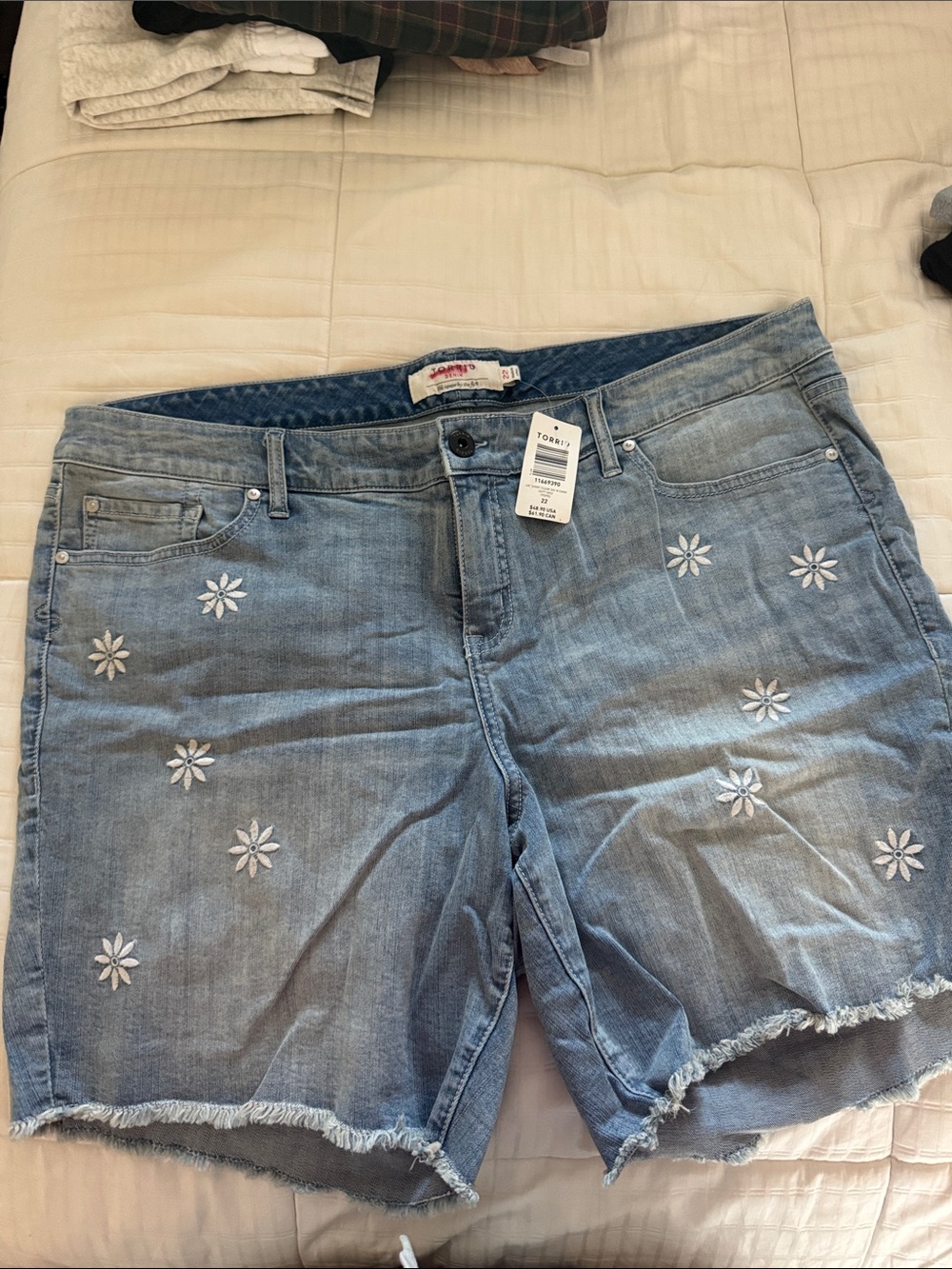 torrid light blue denim shorts with white daisy embroidery